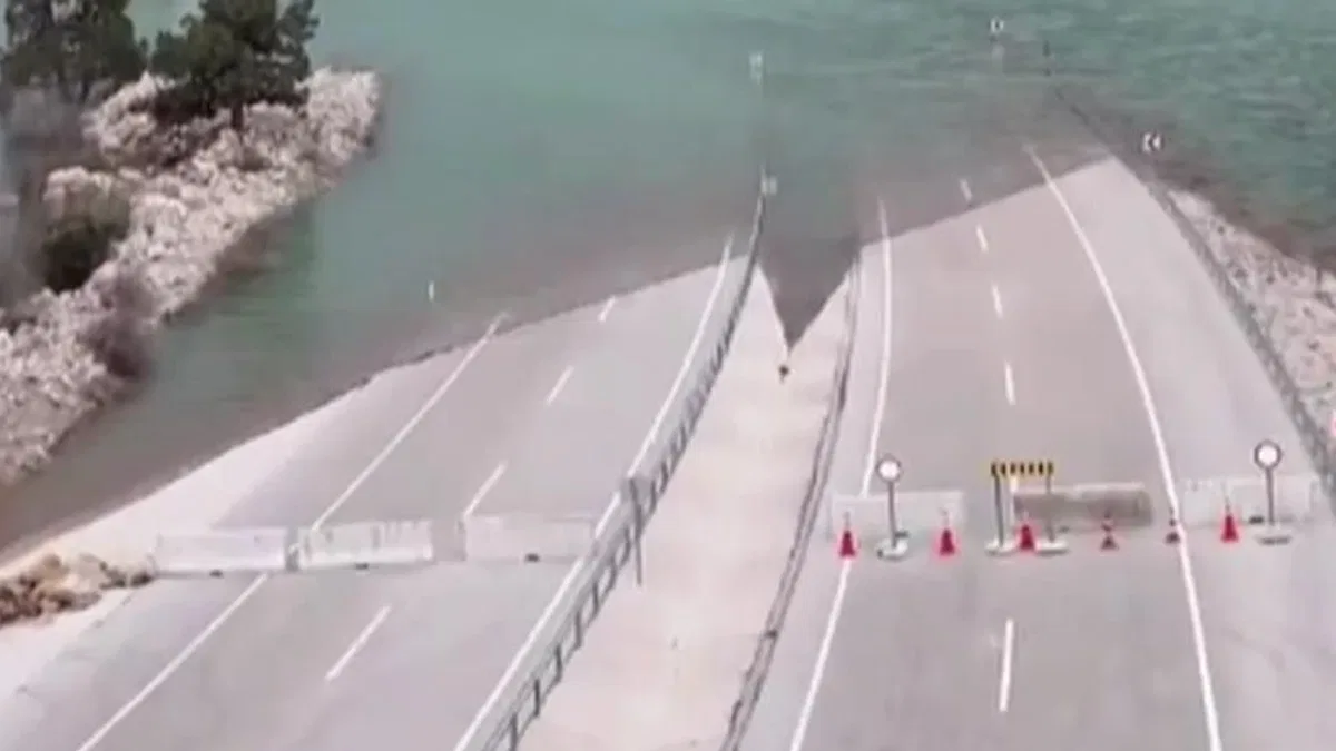 Antalya–Konya yoluna taşkın engeli! Geçici olarak trafiğe kapatıldı!
