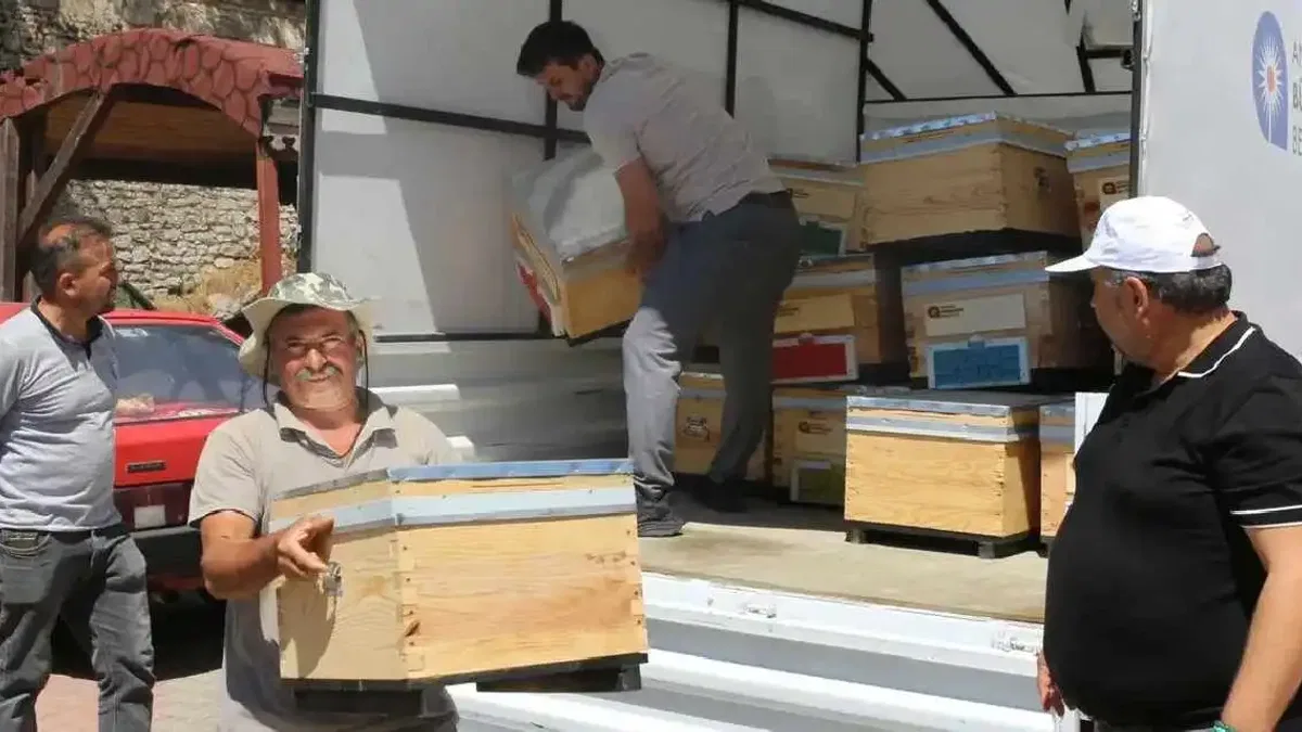 Antalya Büyükşehir’den arıcılara kovan desteği