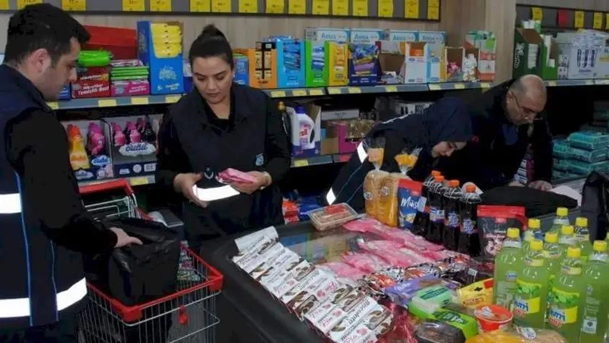 Bayram öncesi zabıtadan marketlere şok baskın