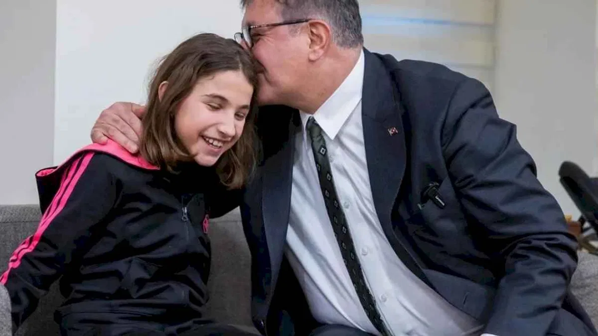 İzmir Büyükşehir'den paralimpik yüzücü Miray’a davet