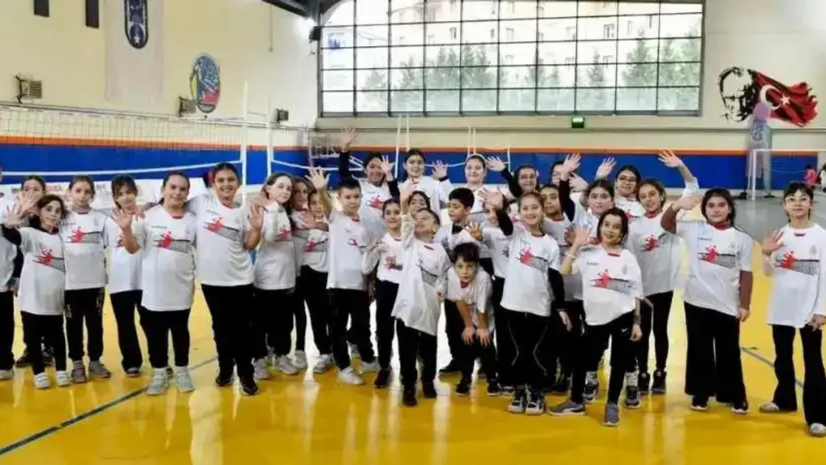 Fabrika Voleybol Ankaralı çocukları fileyle tanıştırdı