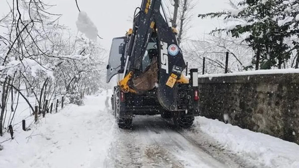 Trabzon'da Büyükşehir ekipleri kar yağışına karşı sahada