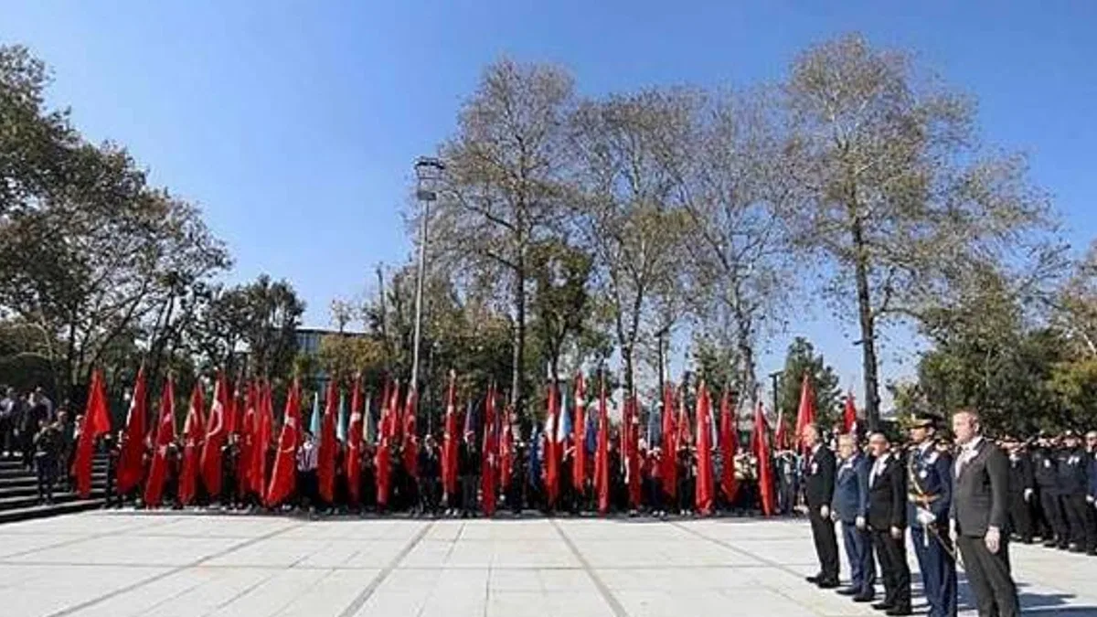 İnegöl'de Cumhuriyet Bayramı Coşkusu Çelenk Töreniyle Başladı