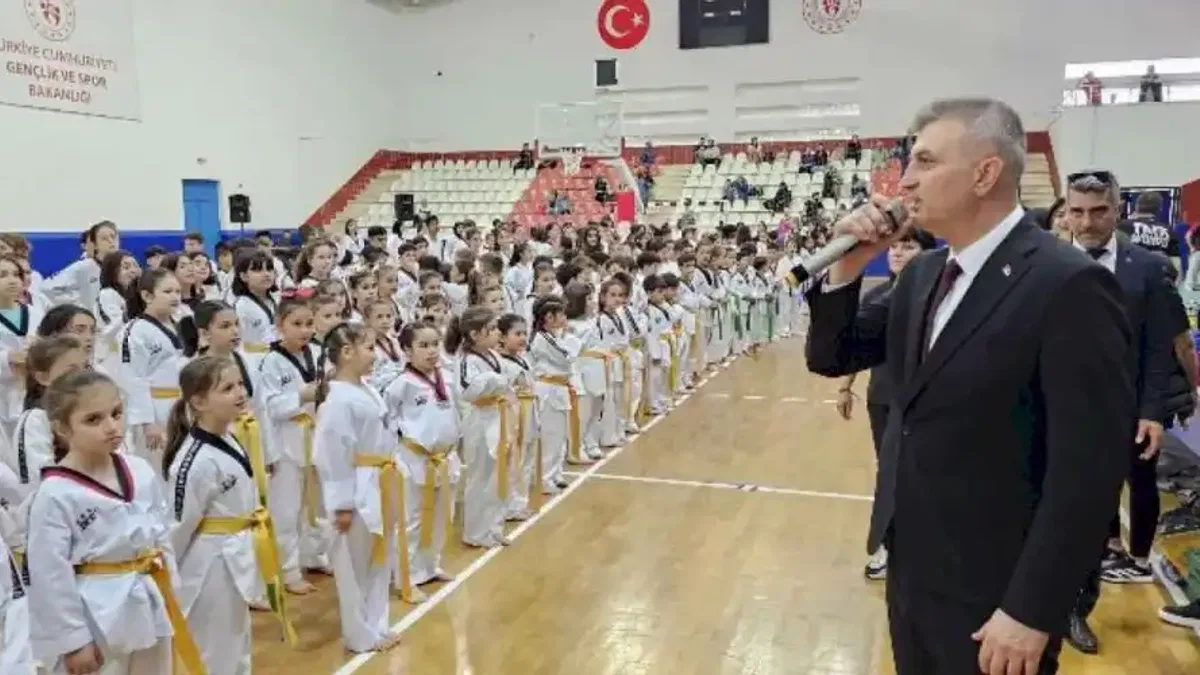 Gölcük Belediyespor sporcuları kuşak atlama sevincini paylaştı