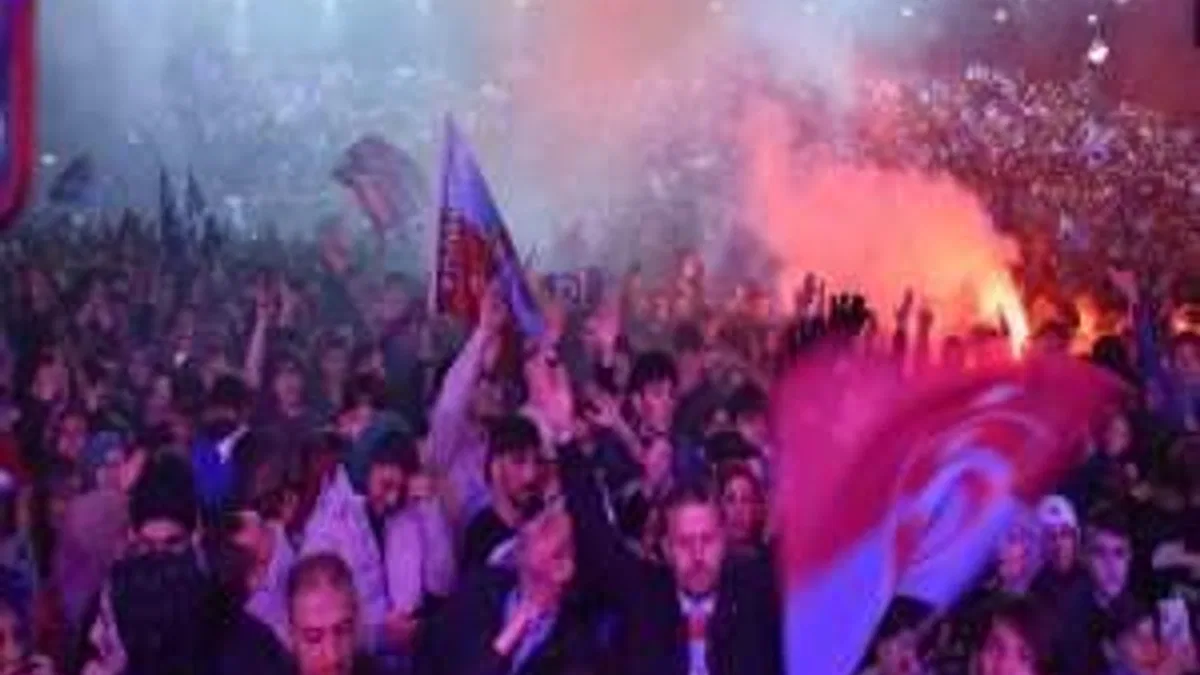 Trabzonspor taraftarı, şampiyonluğu meydanlarda kutluyor