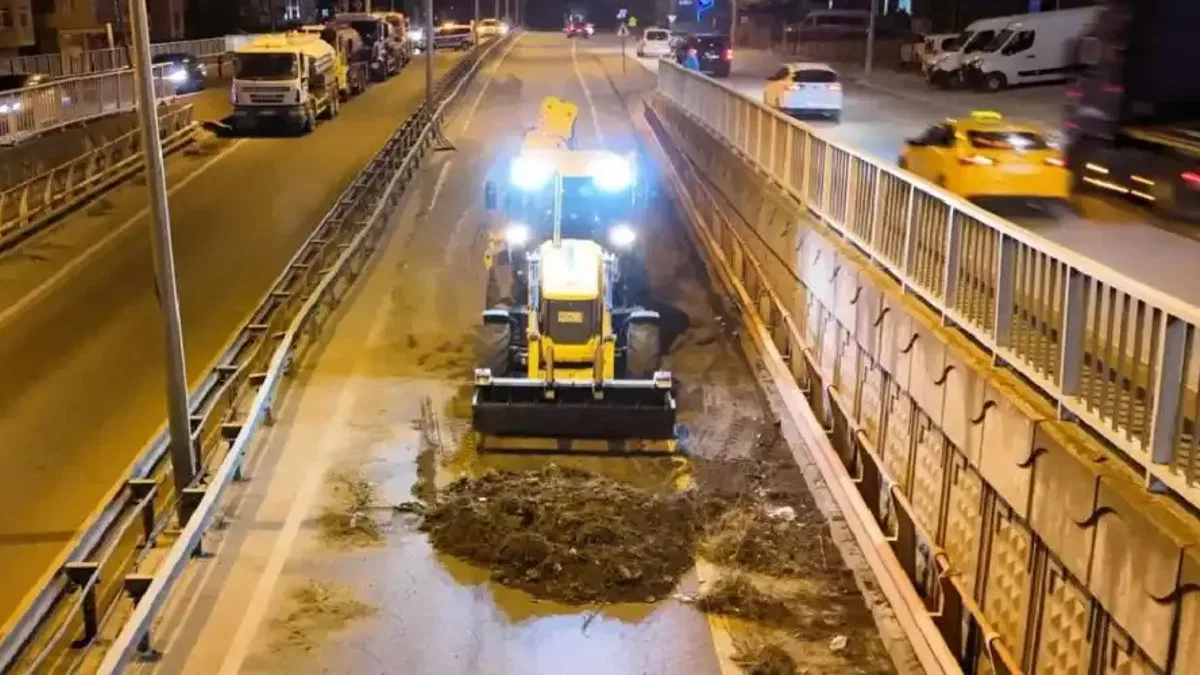 Eskihisar Feribot Yolu Alt Geçidi’nde gece mesaisi