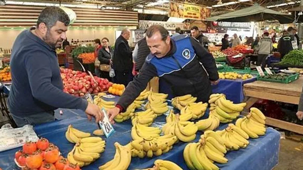 Bayraklı zabıtasından pazar yeri denetimi