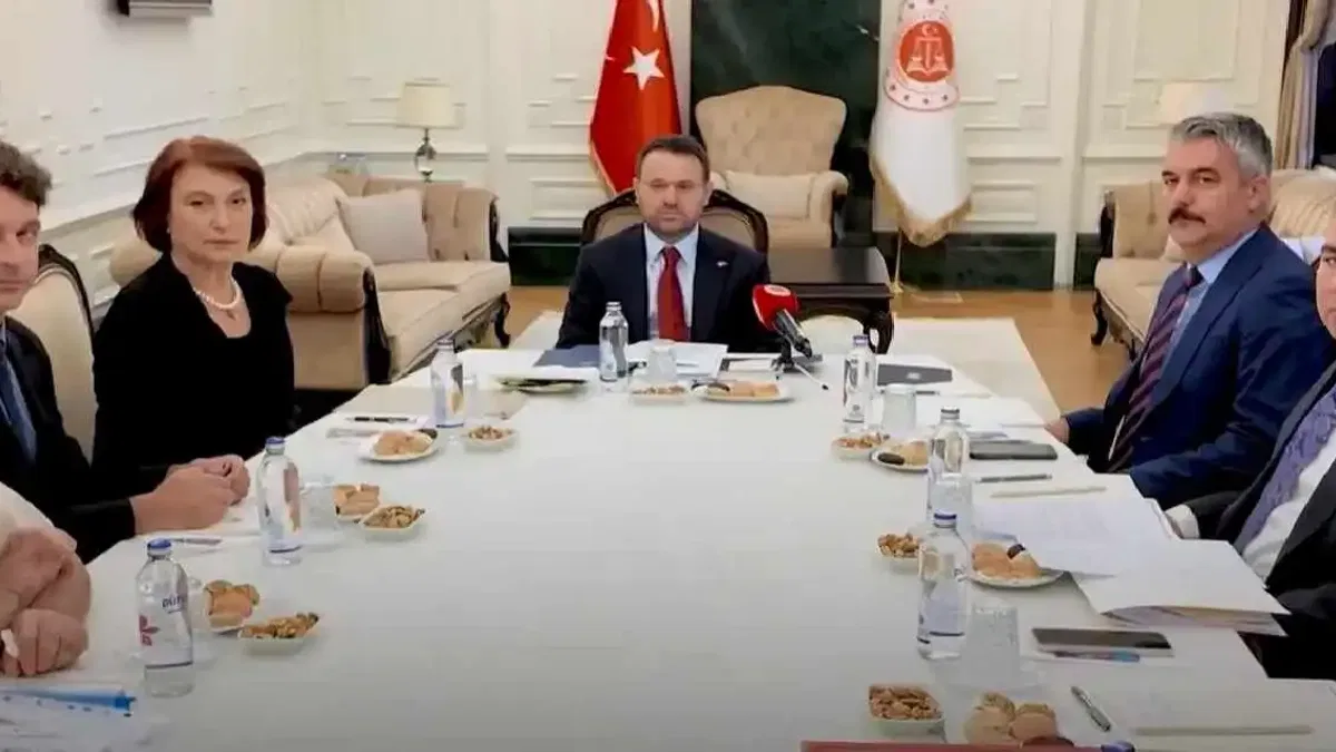 Bakan Gürlek Mumcu ailesiyle görüştü