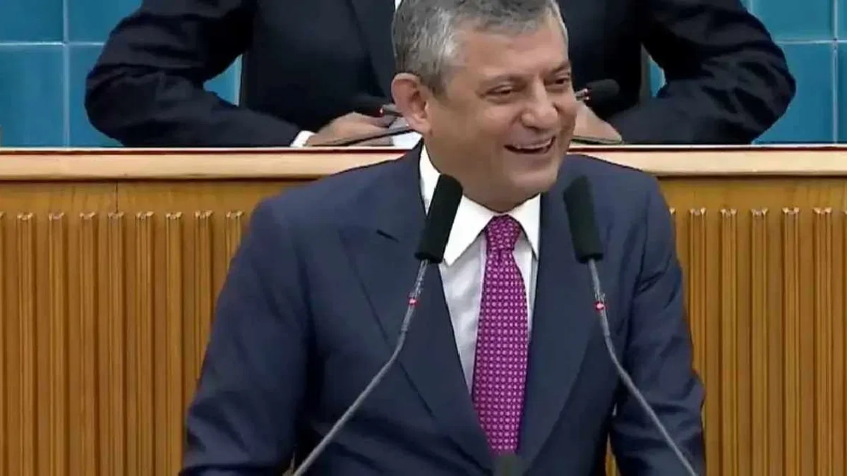 Özgür Özel'in dili sürçtü! İlk günün günahı olmaz
