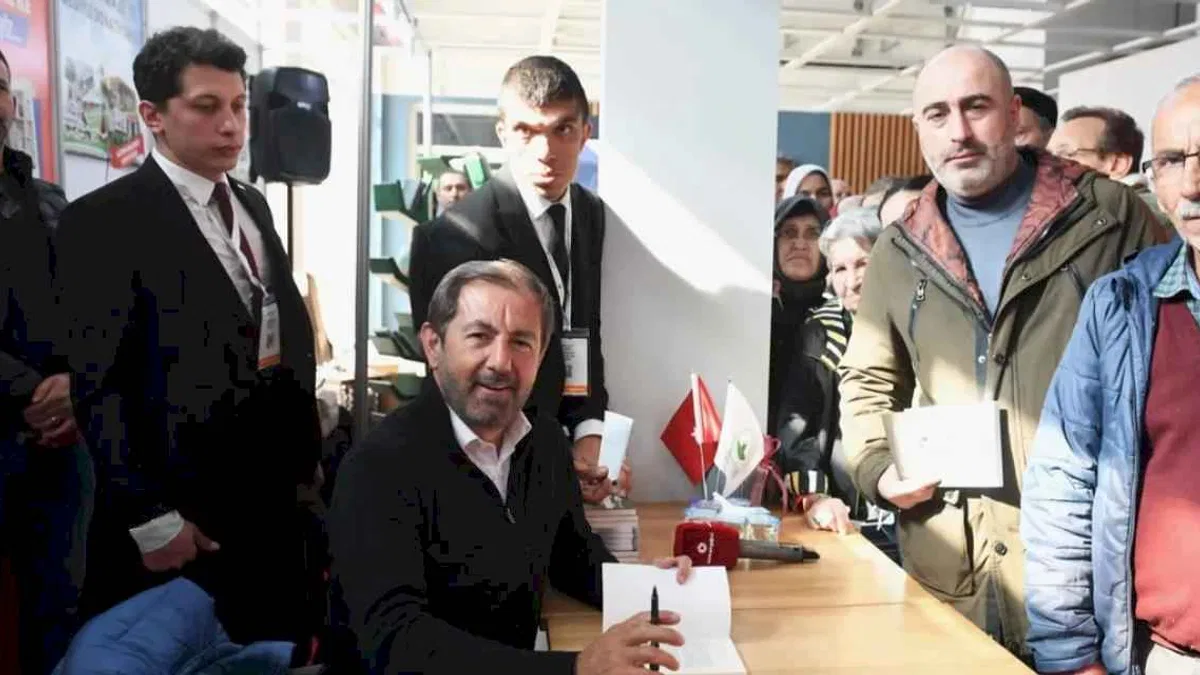 Bursa Osmangazi Belediyesi Serhan Asker’i kitapseverlerle buluşturdu