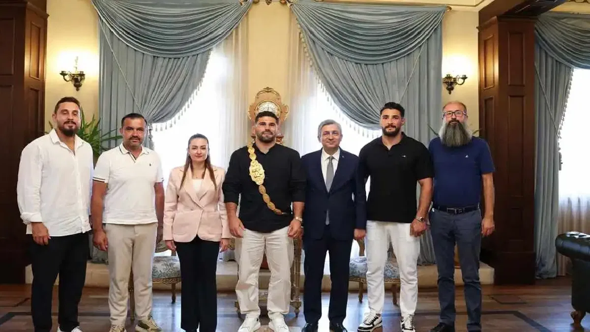 Antalya’da Başpehlivan Erkan Taş’tan Vali Şahin’e ziyaret