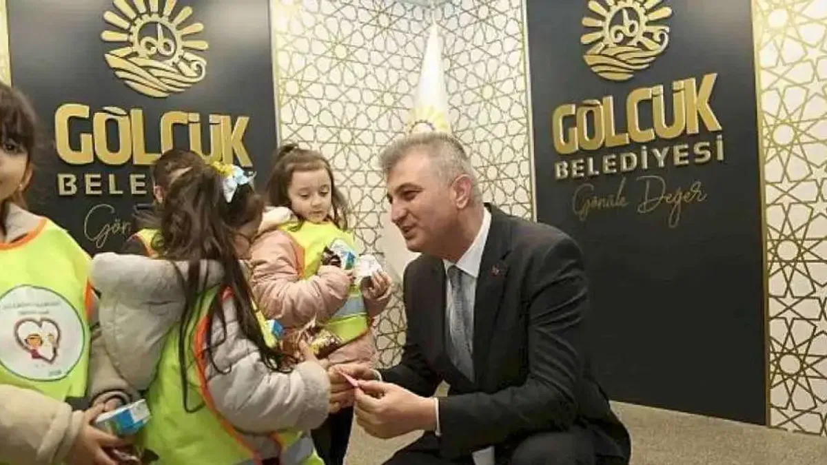 Minik Öğrencilerden Başkan Sezer'e Sürpriz Hediye