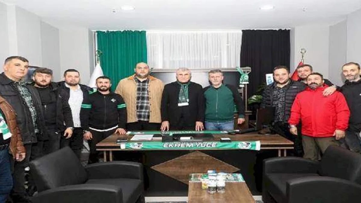 Sakaryaspor taraftarlarınca meşalelerle karşılandı