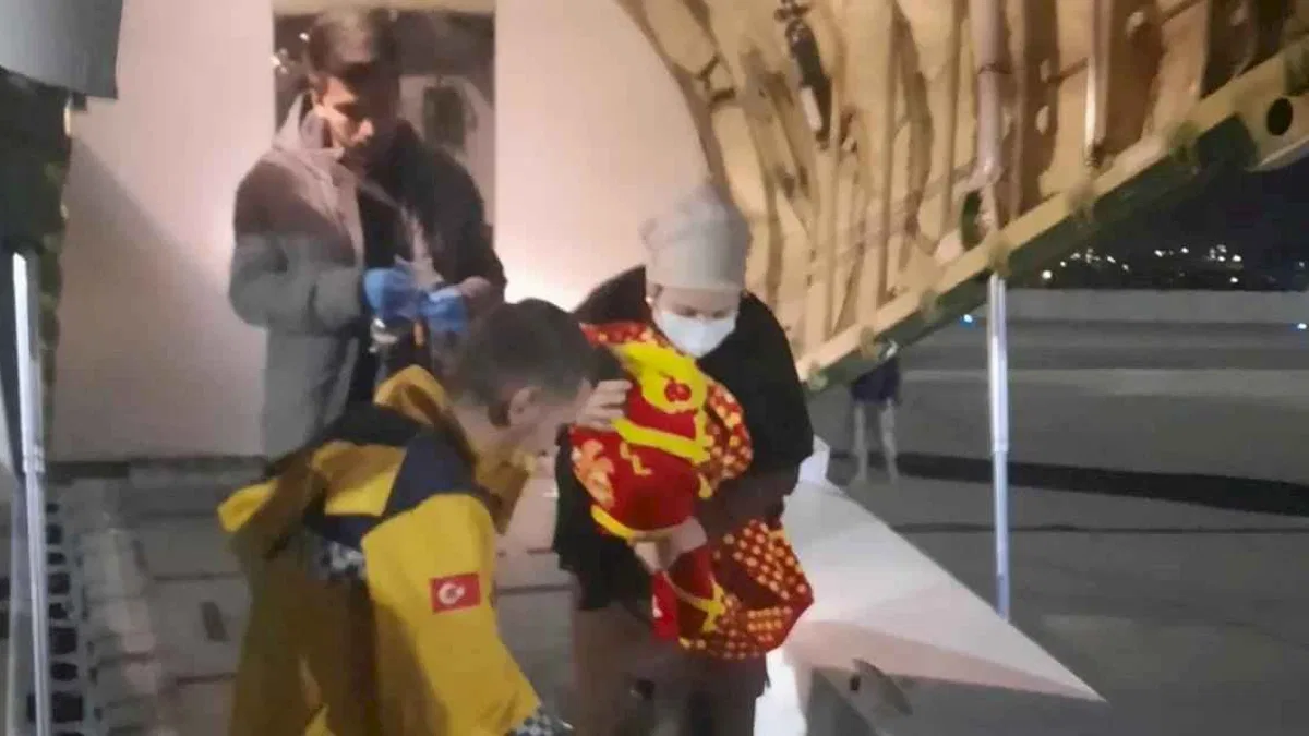 Ambulans uçak iki çocuk için havalandı