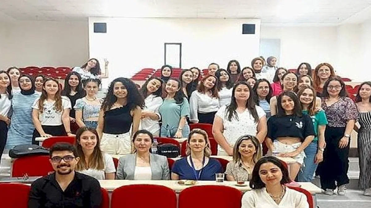 EÜ'de Ebelik öğrencilerine hamilelikte diş sağlığı eğitimi verildi