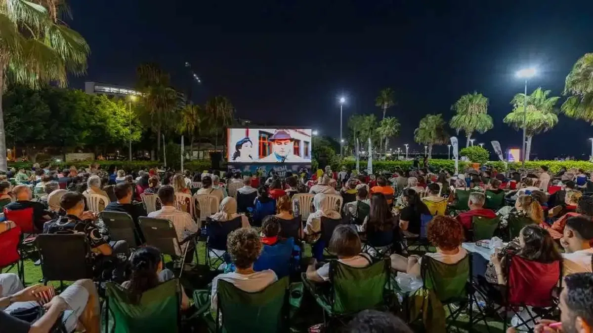 Mersin'de açık hava sinema keyfi günümüze taşındı
