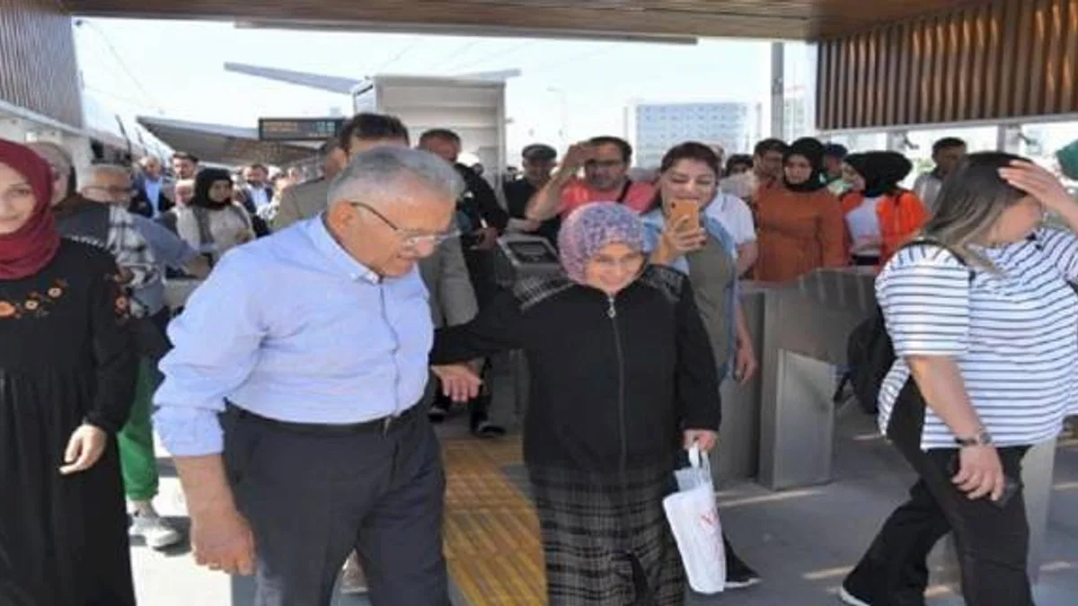 Memduh Büyükkılıç'tan tramvayla şehir turu