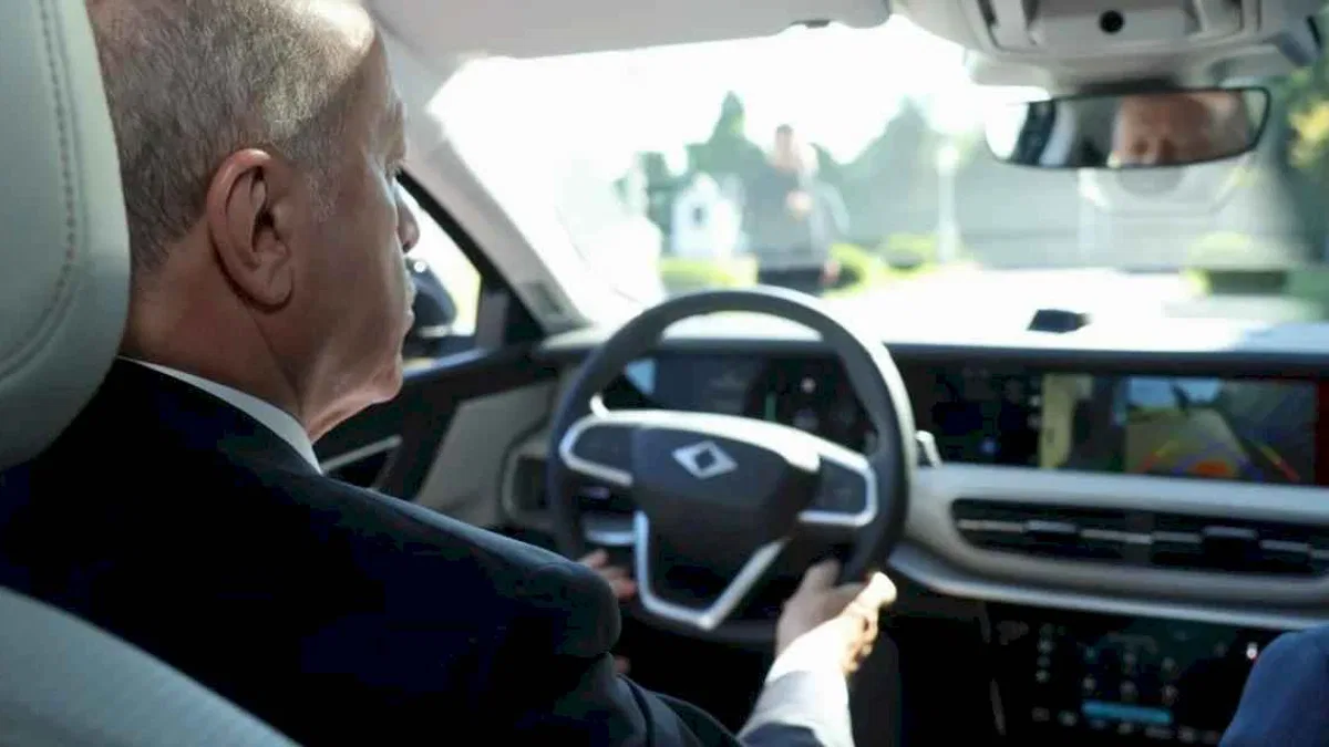 Cumhurbaşkanı Erdoğan, Togg T10F Sedan modelini test etti