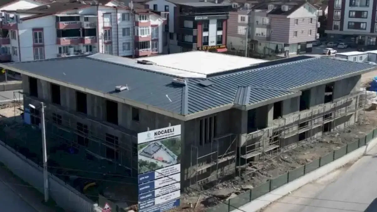 Kocaeli Kartepe itfaiye müfreze binasında çalışmalar yarıya gelindi