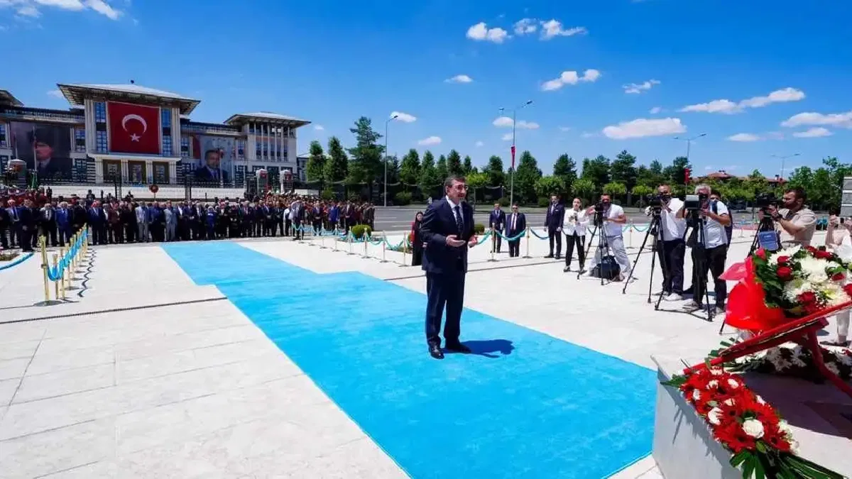 Cevdet Yılmaz'dan 15 Temmuz Demokrasi ve Milli Birlik Anıtı’na ziyaret