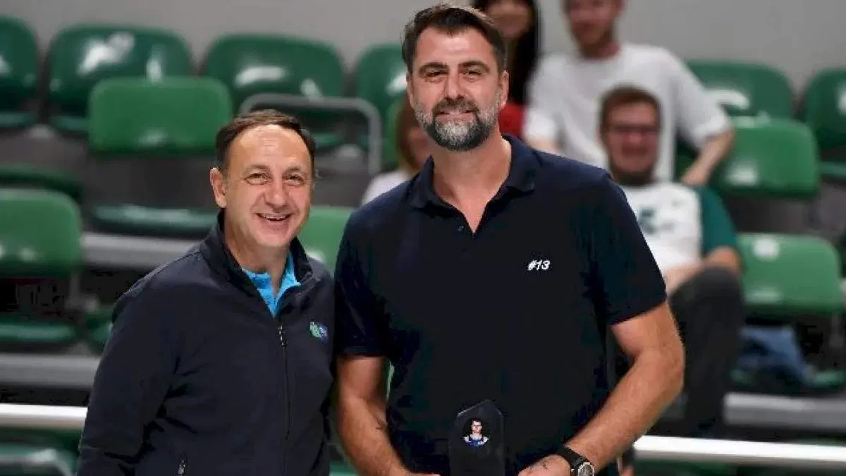 TOFAŞ'tan Mehmet Okur'a teşekkür plaketi
