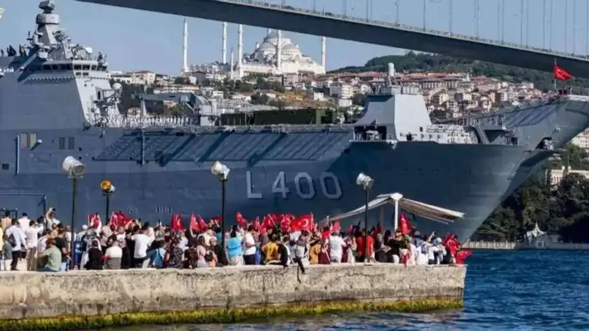 İstanbul Boğazı'nda görkemli geçit