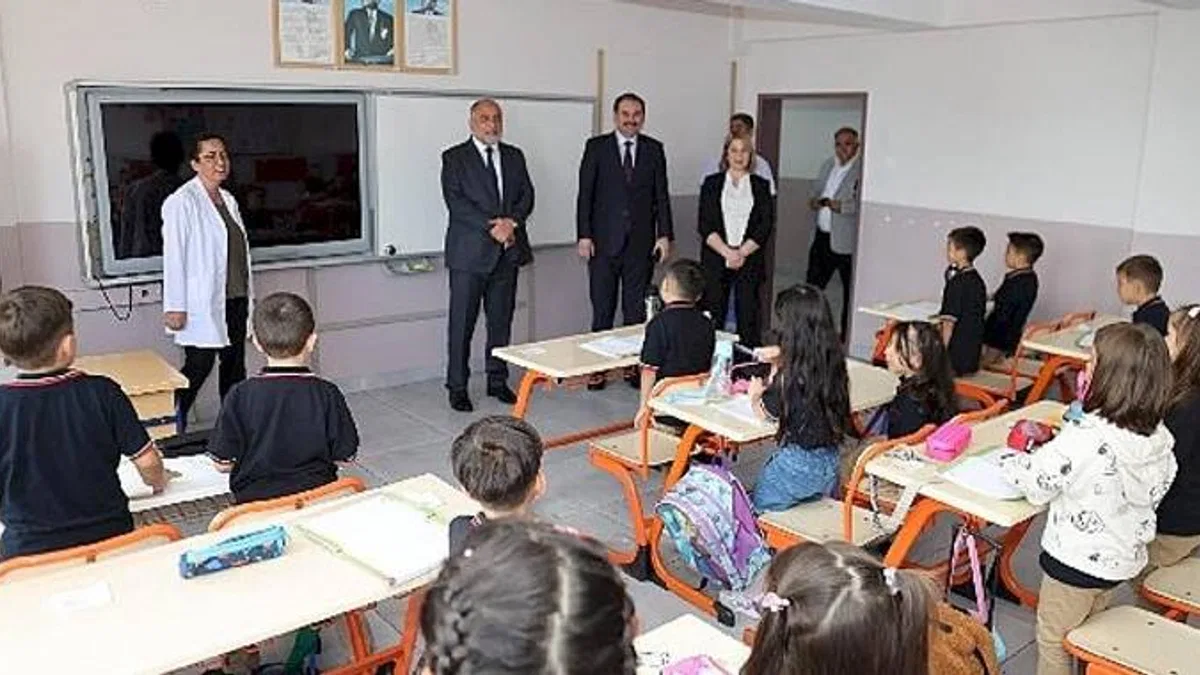 Başkan Sandıkçı: Eğitime dair yeni projeleri ilçemizde hayata geçirmeyi sürdürecek, eğitim alanına yönelik desteklerimizi arttırarak devam edeceğiz"