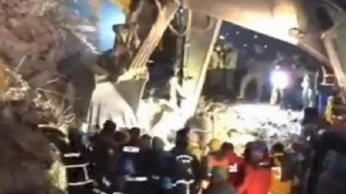 KASKİ enkazdan Kamil'i çıkardı