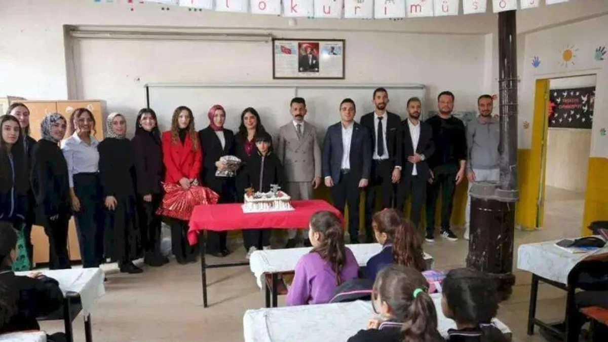 Çocuklara "İyi ki doğ-Muş" ile sürpriz ziyaret