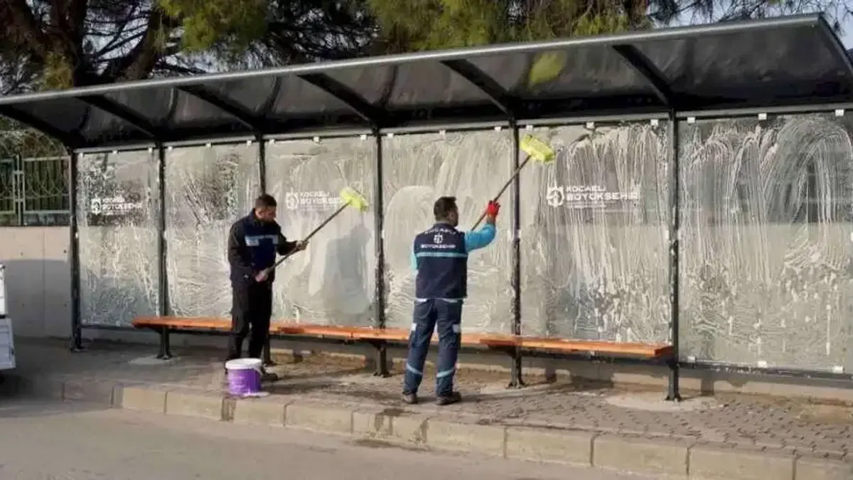 Kocaeli'de duraklar periyodik olarak temizleniyor