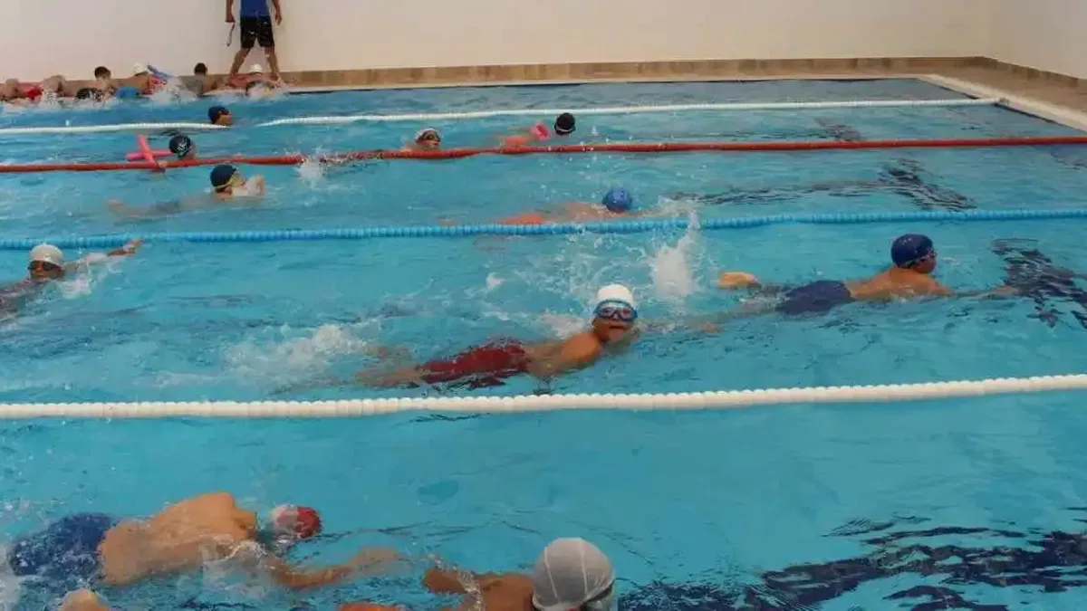 Antalya'da vatandaşlar eğitmenler eşliğinde yüzme öğreniyor