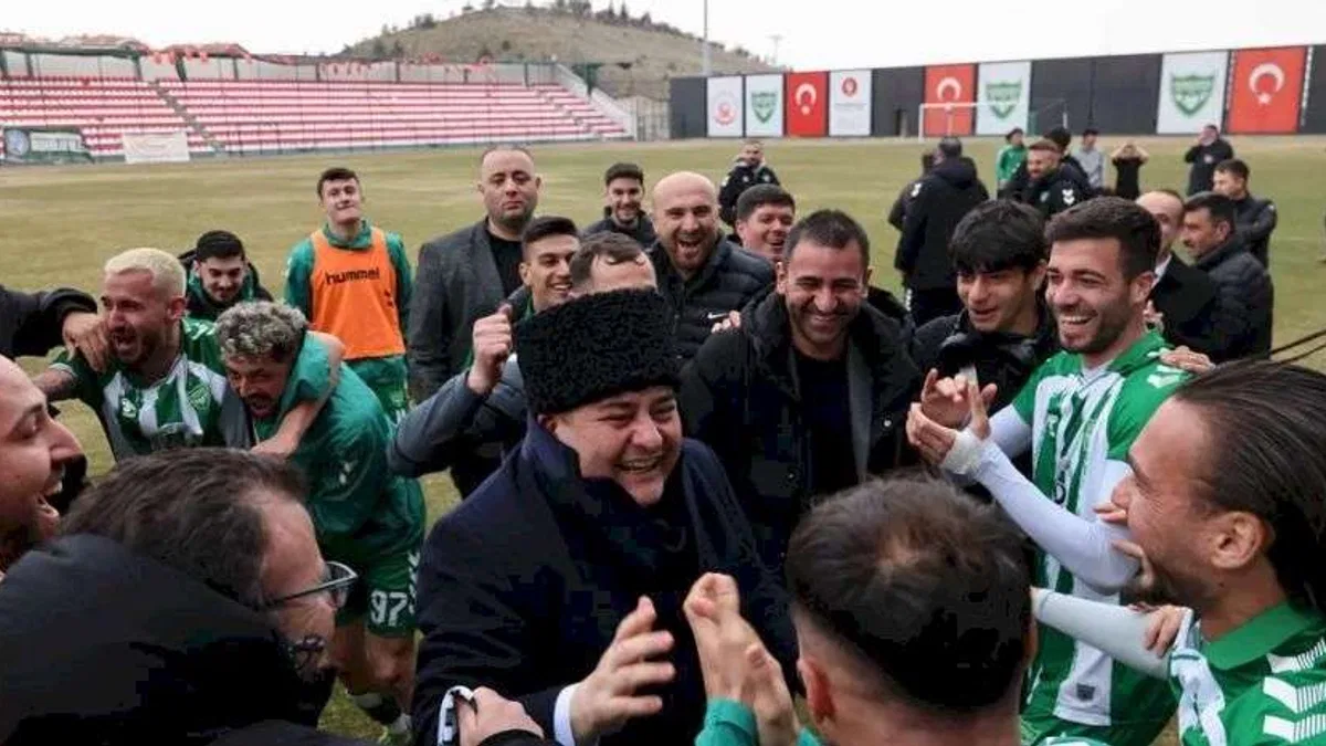 Başkan Özarslan Bağlumspor’a tribünden destek verdi