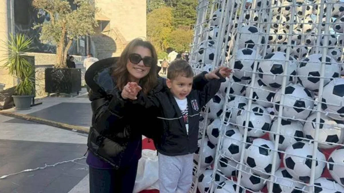TÜPRAŞ Stadyumu'nda 2 bin toptan oluşan yılbaşı ağacı