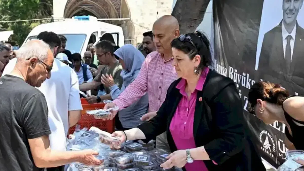 Antalya Muratapa'da Ferdi Zeyrek için helva dağıtıldı