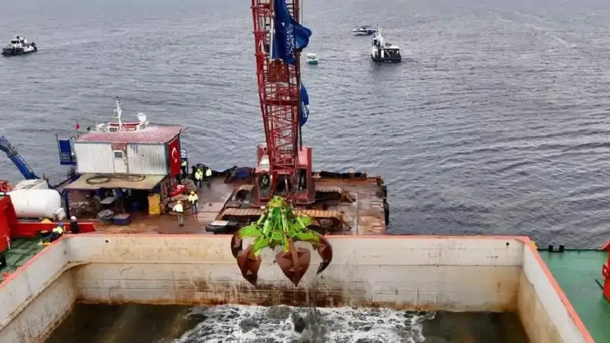 İzmir'de 'dip'ten 1,2 milyon ton çamur! Binlerce ton atık temizlendi
