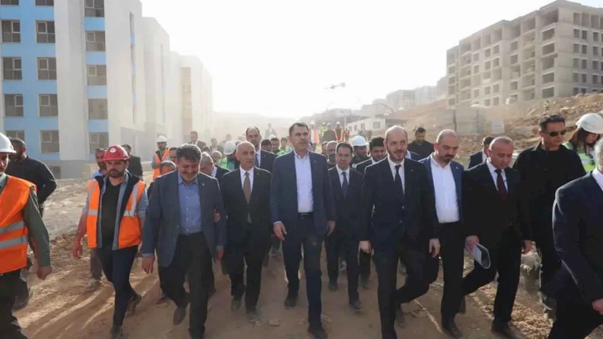 Bakan Kurum Kahramanmaraş'ta afet konutlarını inceledi