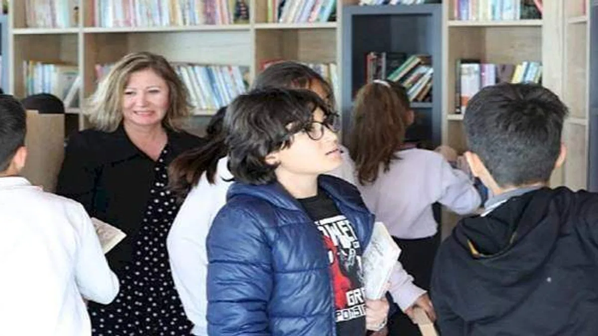 Bayraklı'nın kitap kafelerine öğrenci akını!