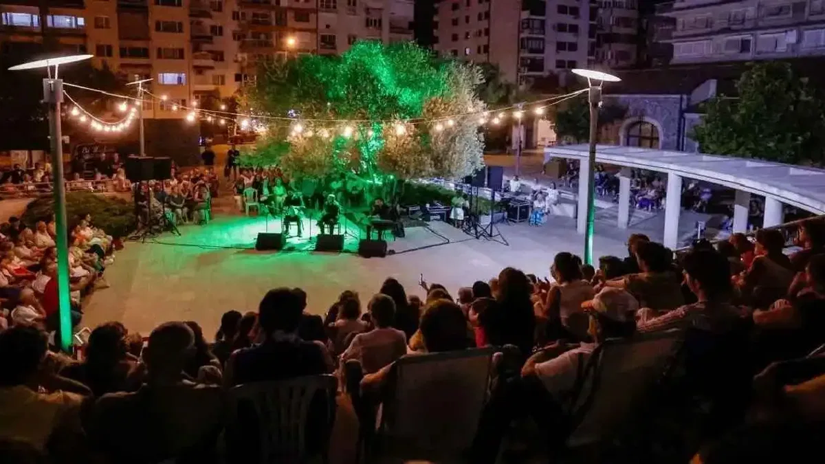 İzmir'de zeytin ağacının altında 'Gece Makamı' ezgileri