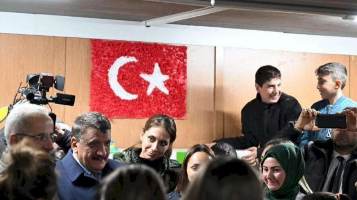 Bakan Uraloğlu'dan Malatya'da konteyner kente ziyaret