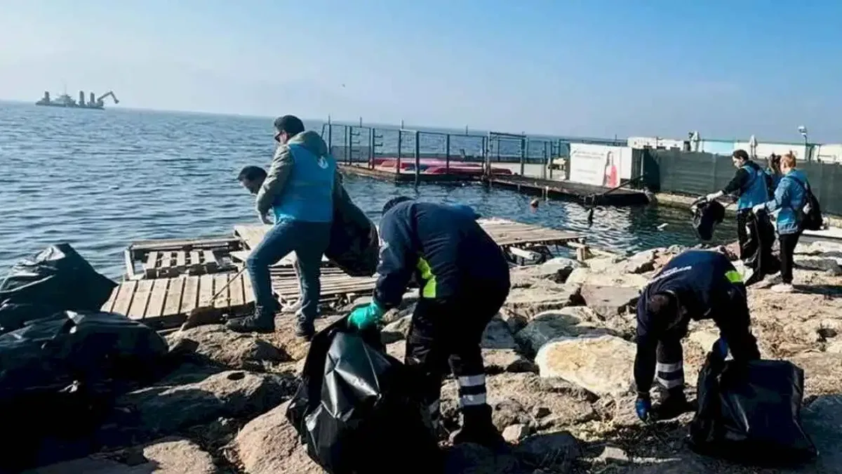 İzmir'de doğaseverler Karşıyaka'da kıyı temizliği yaptı