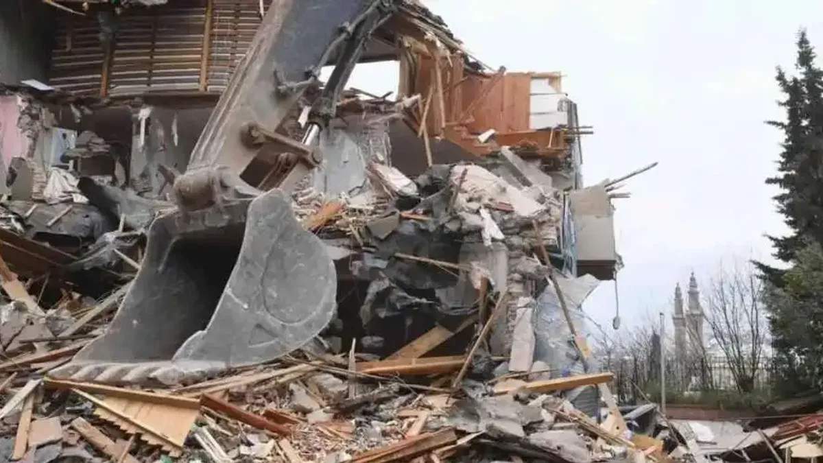 Bursa Osmangazi’de tarihi surları tehdit eden riskli bina yıkıldı