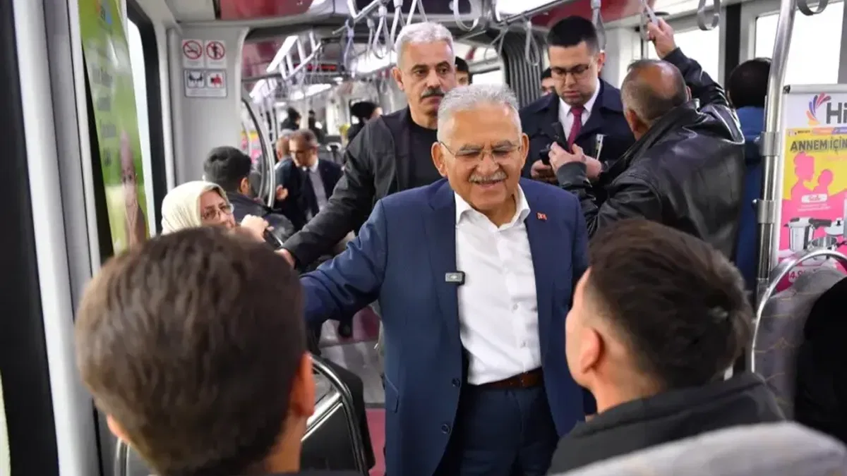 Memduh Büyükkılıç'tan tramvay yolculuğu