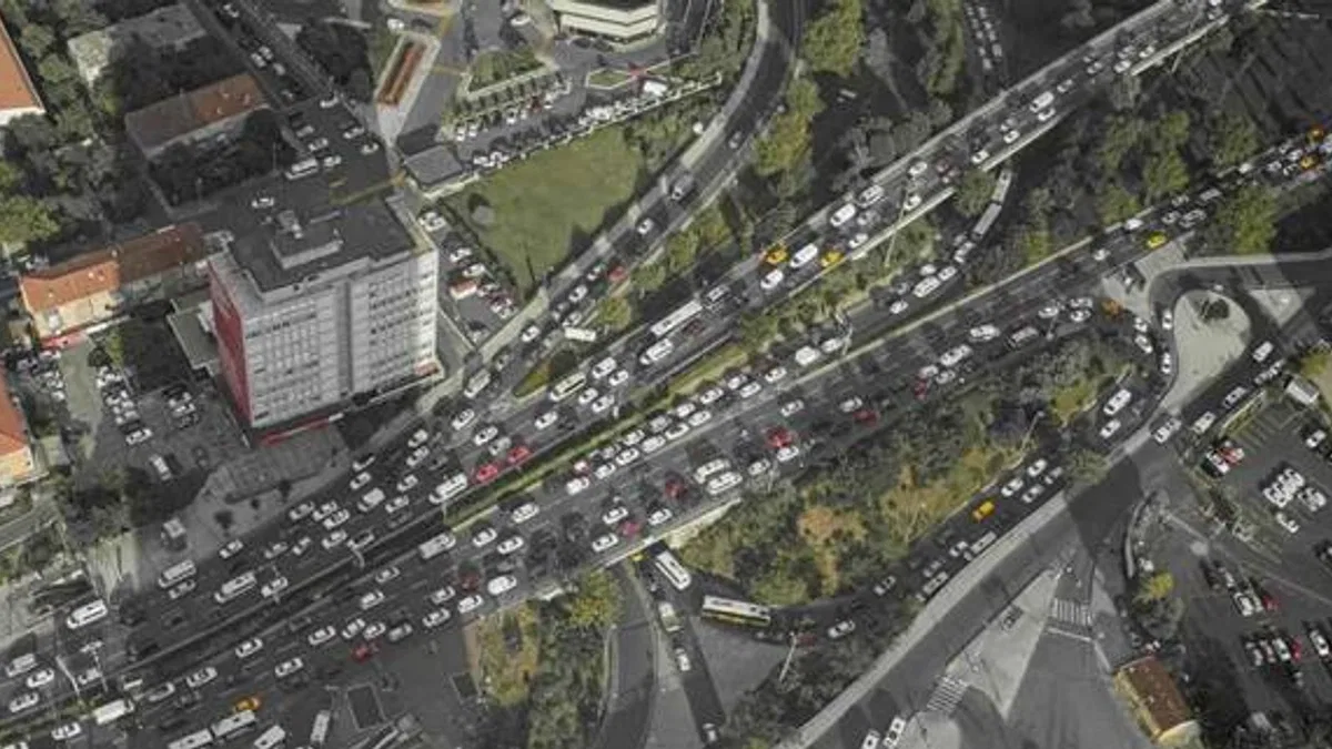 Sadece İstanbul'un değil megaşehirlerin ortak problemi... Her gün park yeri arayışı 23,5 milyon dakika kaybettiriyor!