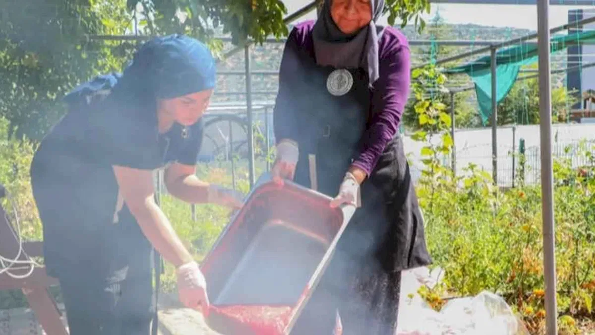 Antalya'da kışlık ürünler raflarda yerini aldı