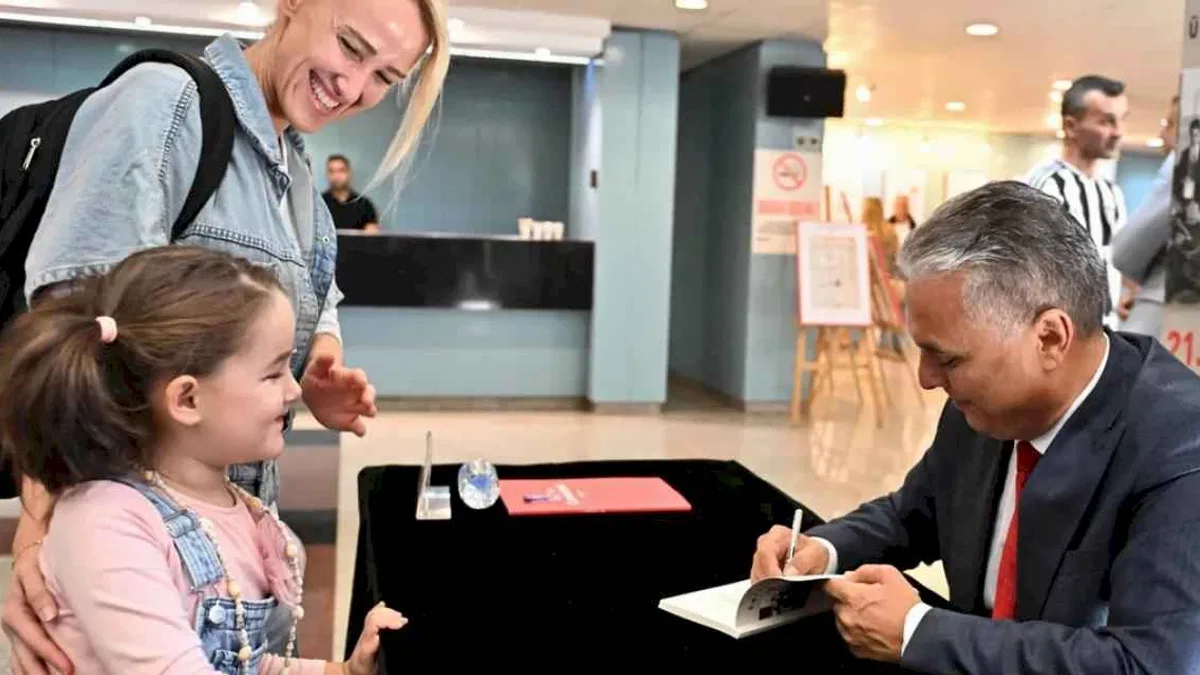 Başkan Uysal'dan yeni kitabına imza günü