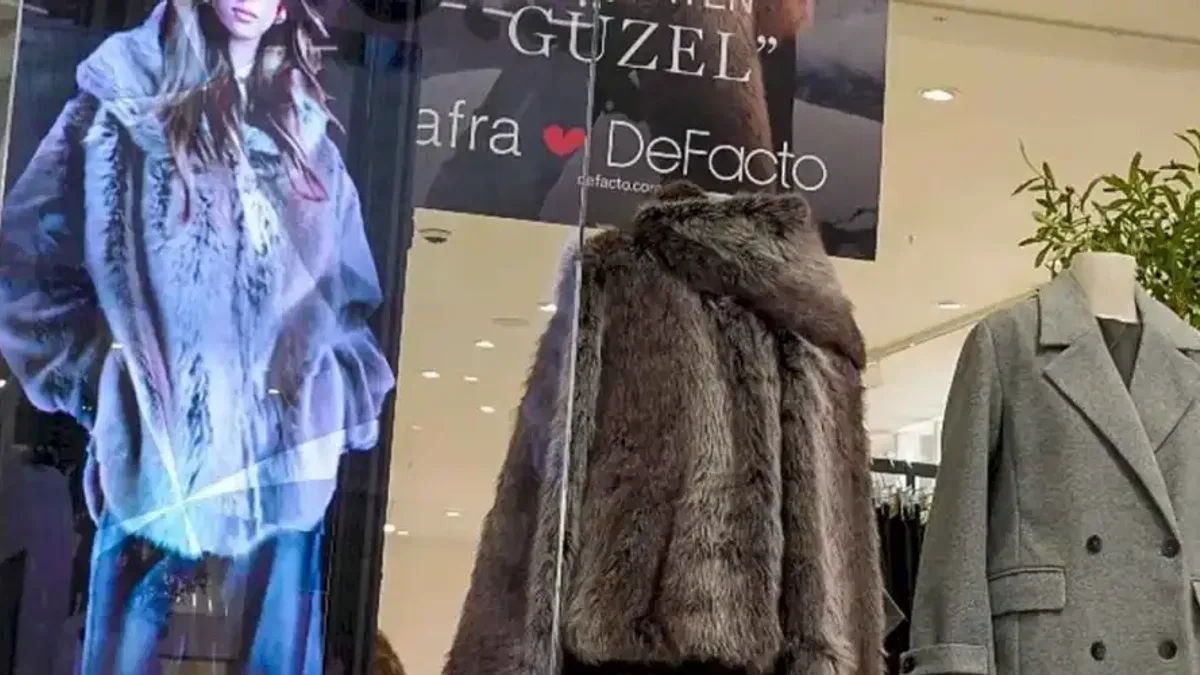 DeFacto'dan, Afra Saraçoğlu’nun Yapay Zekâ Destekli Hologramıyla Türkiye’de Bir İlk
