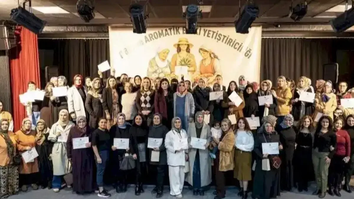 Diyarbakır'da Tıbbi Aromatik Bitki Atölyesi kursiyerlerine sertifika