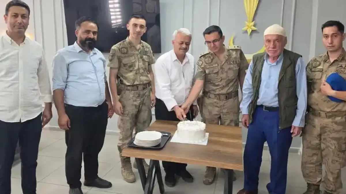 Batman Sason'da şehit ailelerinden Jandarma'ya anlamlı ziyaret