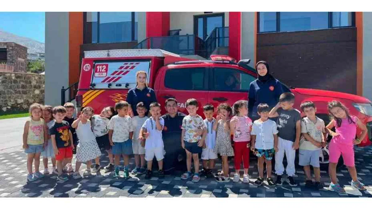 Kayseri İtfaiyesi'nden miniklere yangın eğitimi