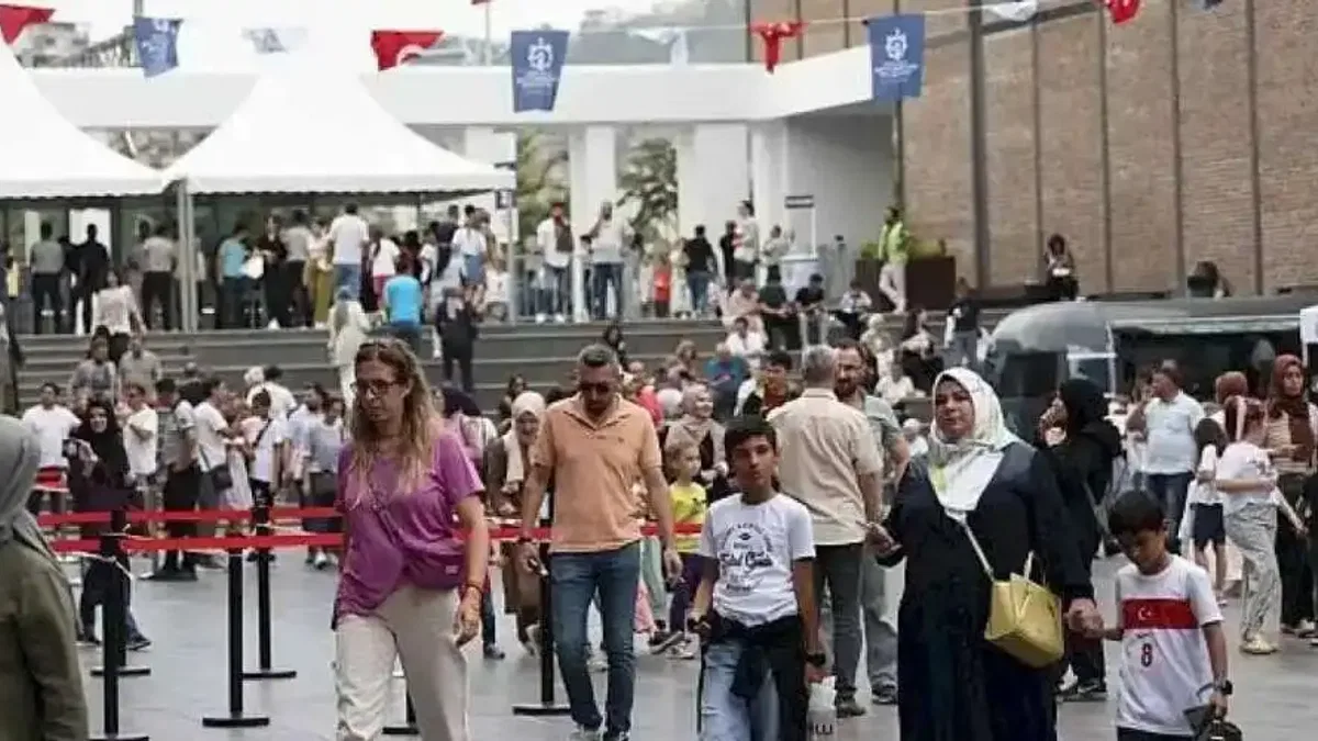 Kitap Fuarına ilgi salonlara sığmıyor